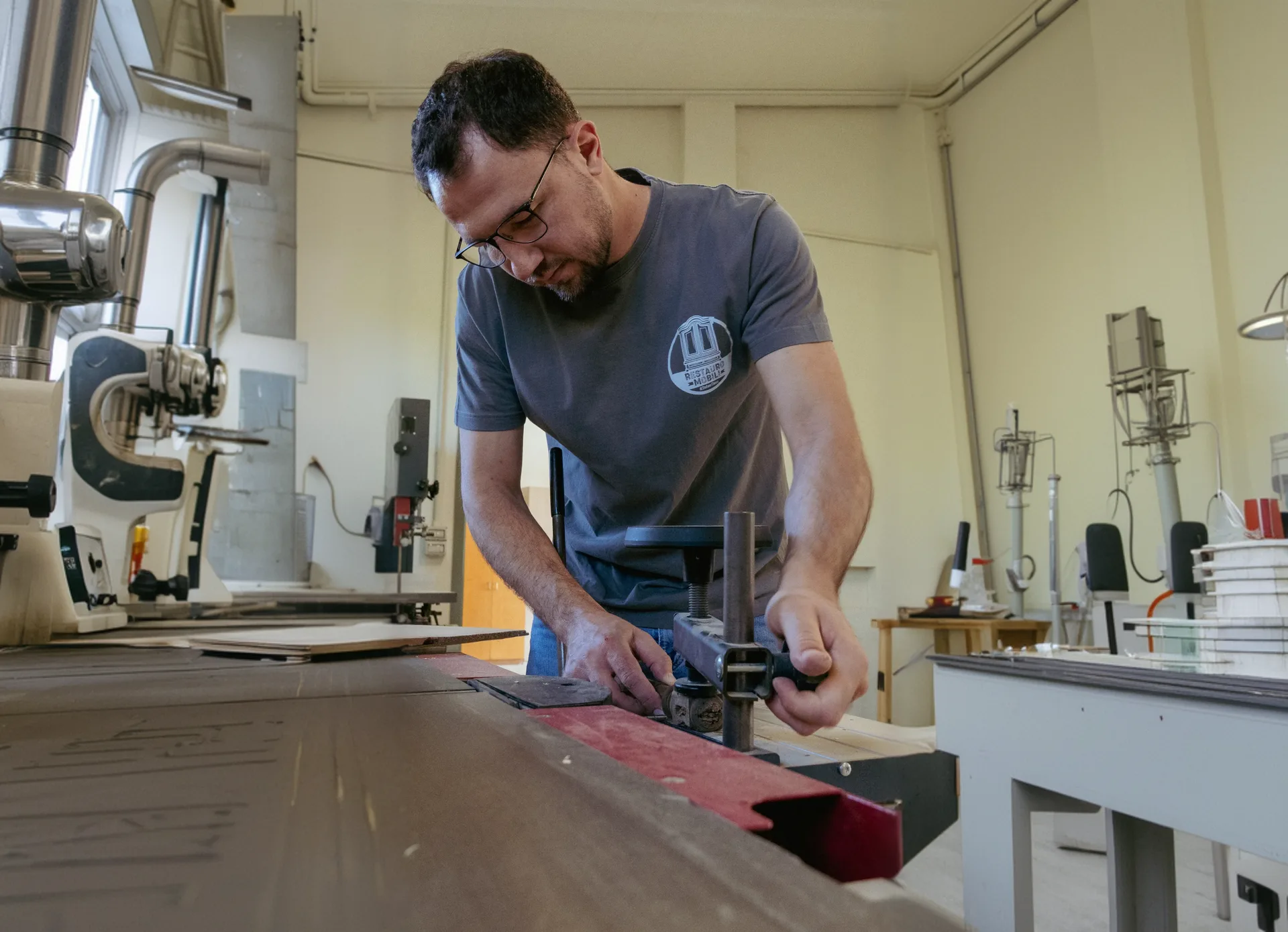 Stefano Chiesa al lavoro nel laboratorio