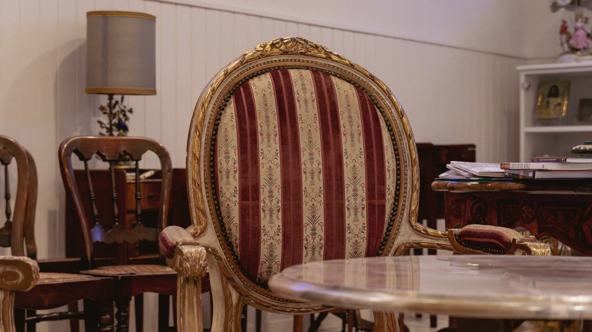 Showroom con mobili d'epoca restaurati
