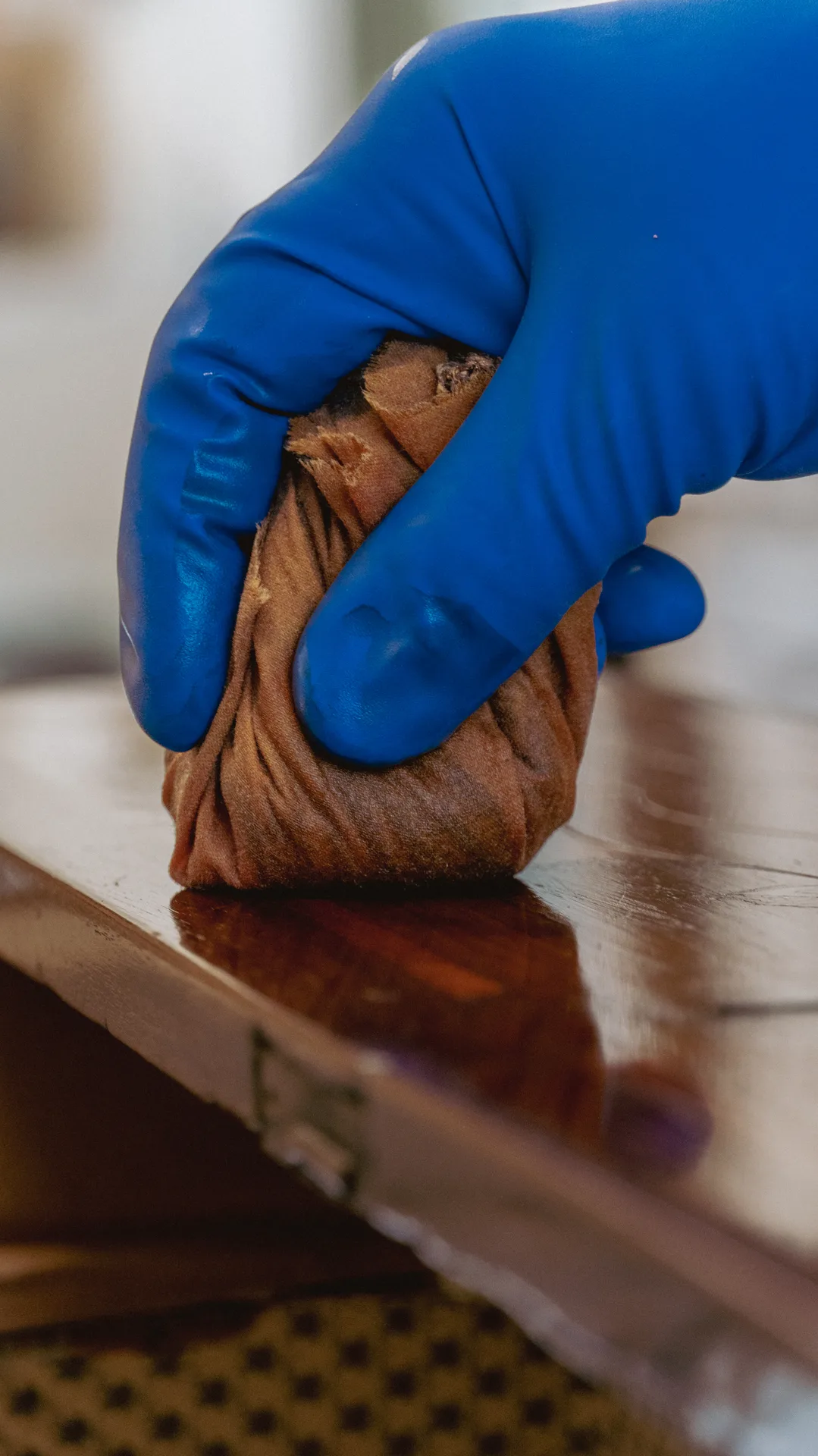 Tampone di lucidatura su una superficie in legno